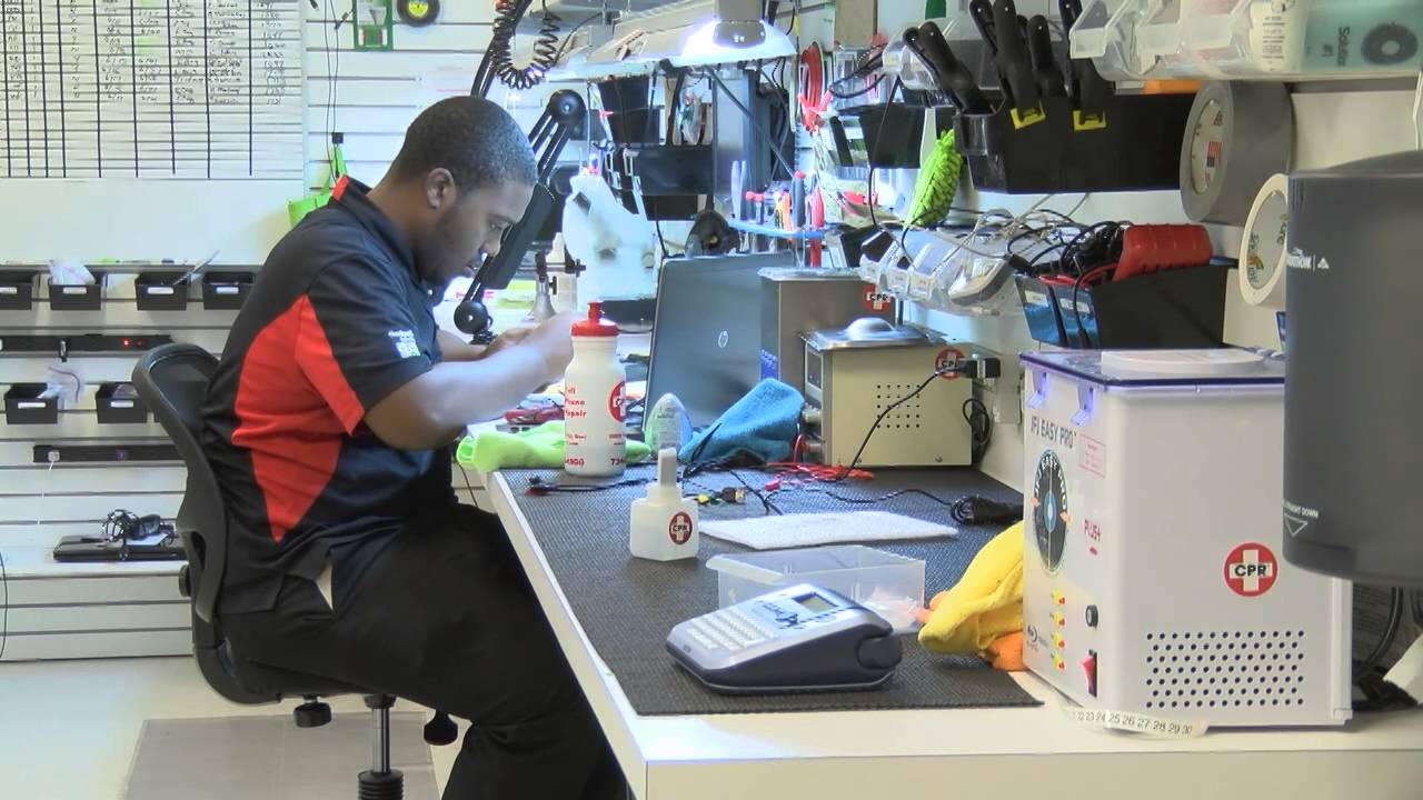 Technicien réparant un smartphone